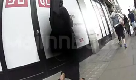 بی شرمانه سرخ خودش عکس شهوانی جدید را روی خروس پرید
